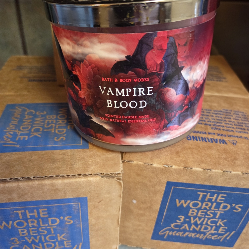 🔺️🆕️🔺️Bath & Body Works Vampire Blood Candle - Red & Black Hues
